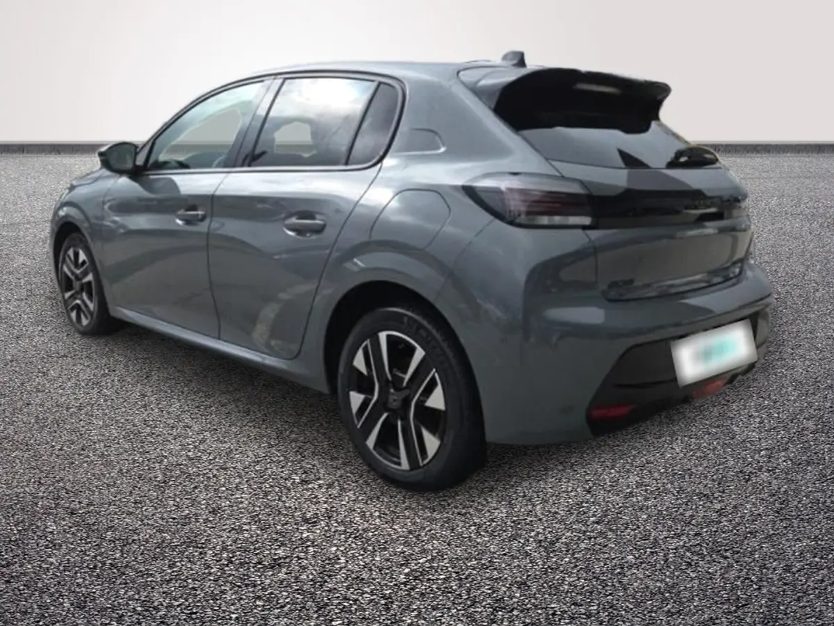 Peugeot 208 gris foncé vue 3/4 arrière côté gauche, avec jantes alliage et feux arrière LED noirs.