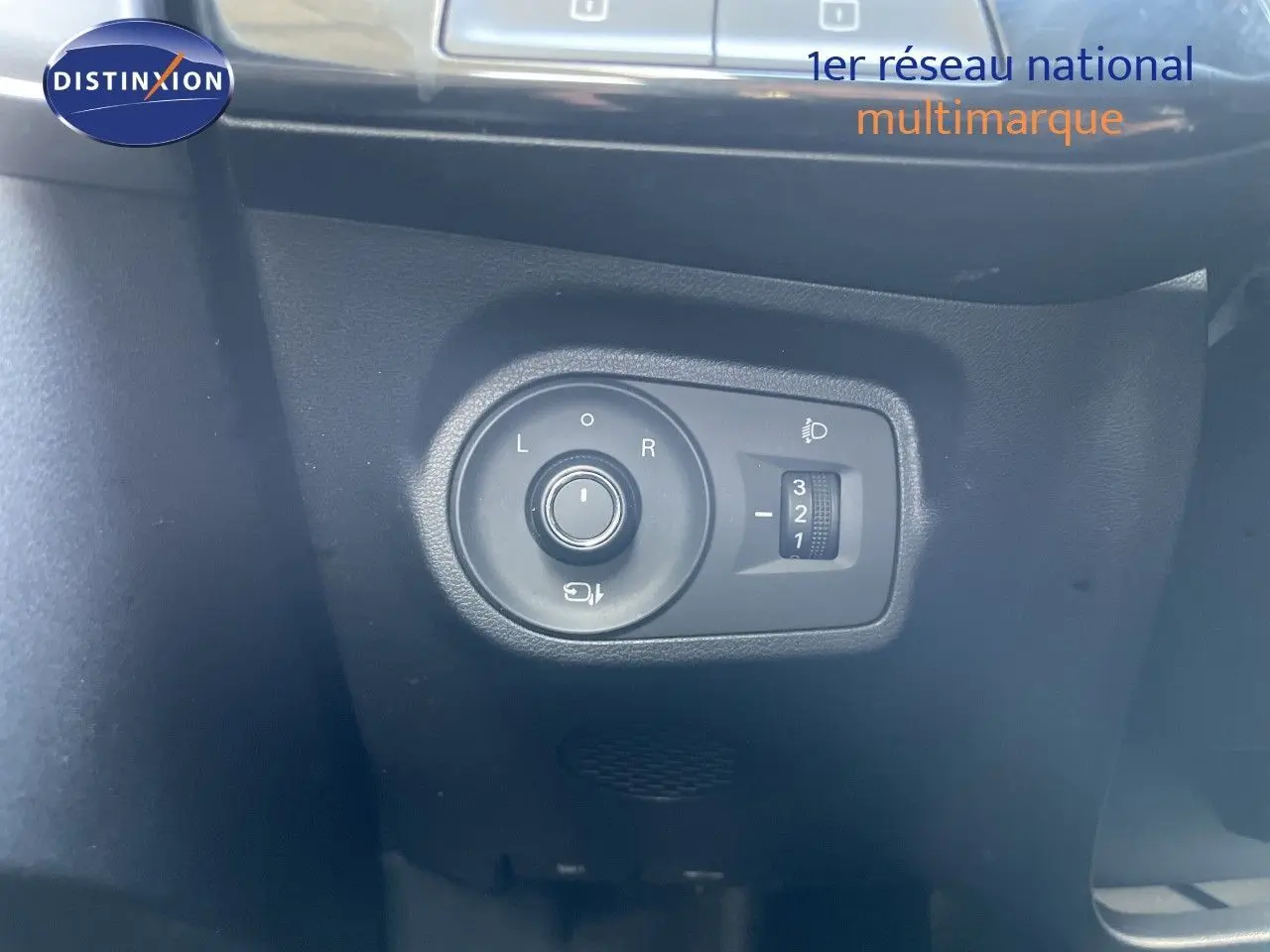 Gros plan sur le réglage des rétroviseurs côté conducteur de la MG3 1.5L Hybrid+ 2025, intérieur noir.