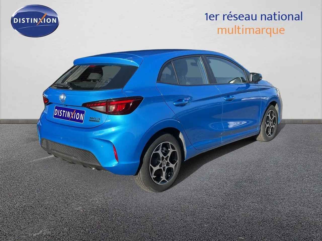 Vue 3/4 arrière droite d'une MG3 1.5L Hybrid+ 195ch en bleu Como Metal avec jantes alliage distinctives.