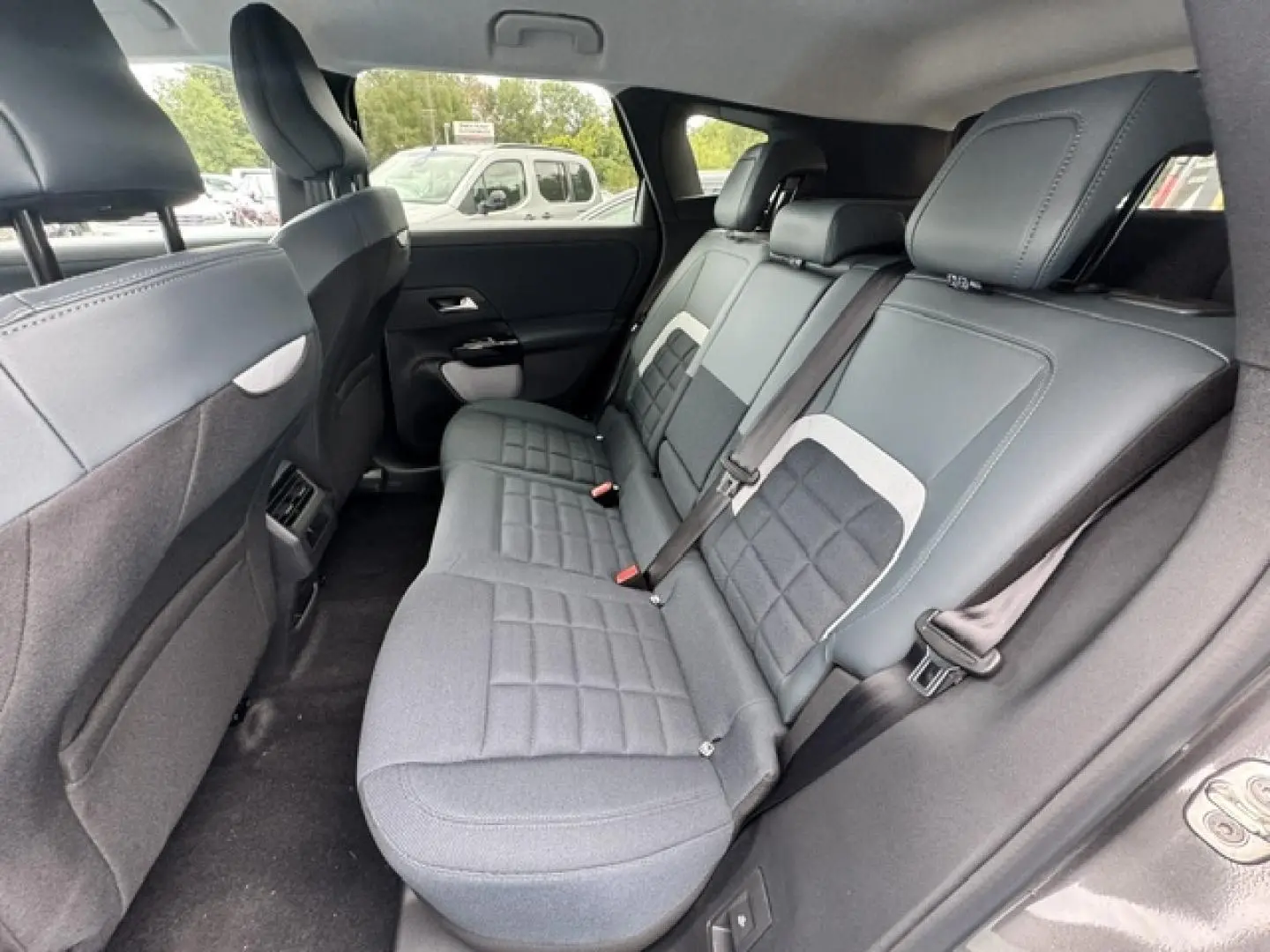 Vue intérieure côté droit des sièges arrière gris bleu du Citroën C5 Aircross 2026 avec ceinture de sécurité visible.