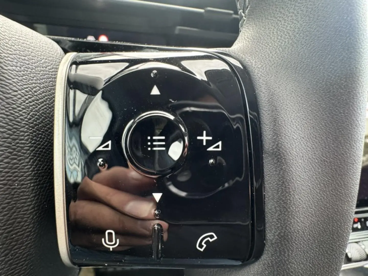 Gros plan sur les commandes noires du volant du Citroën C5 Aircross 2026, avec boutons de volume et appel.