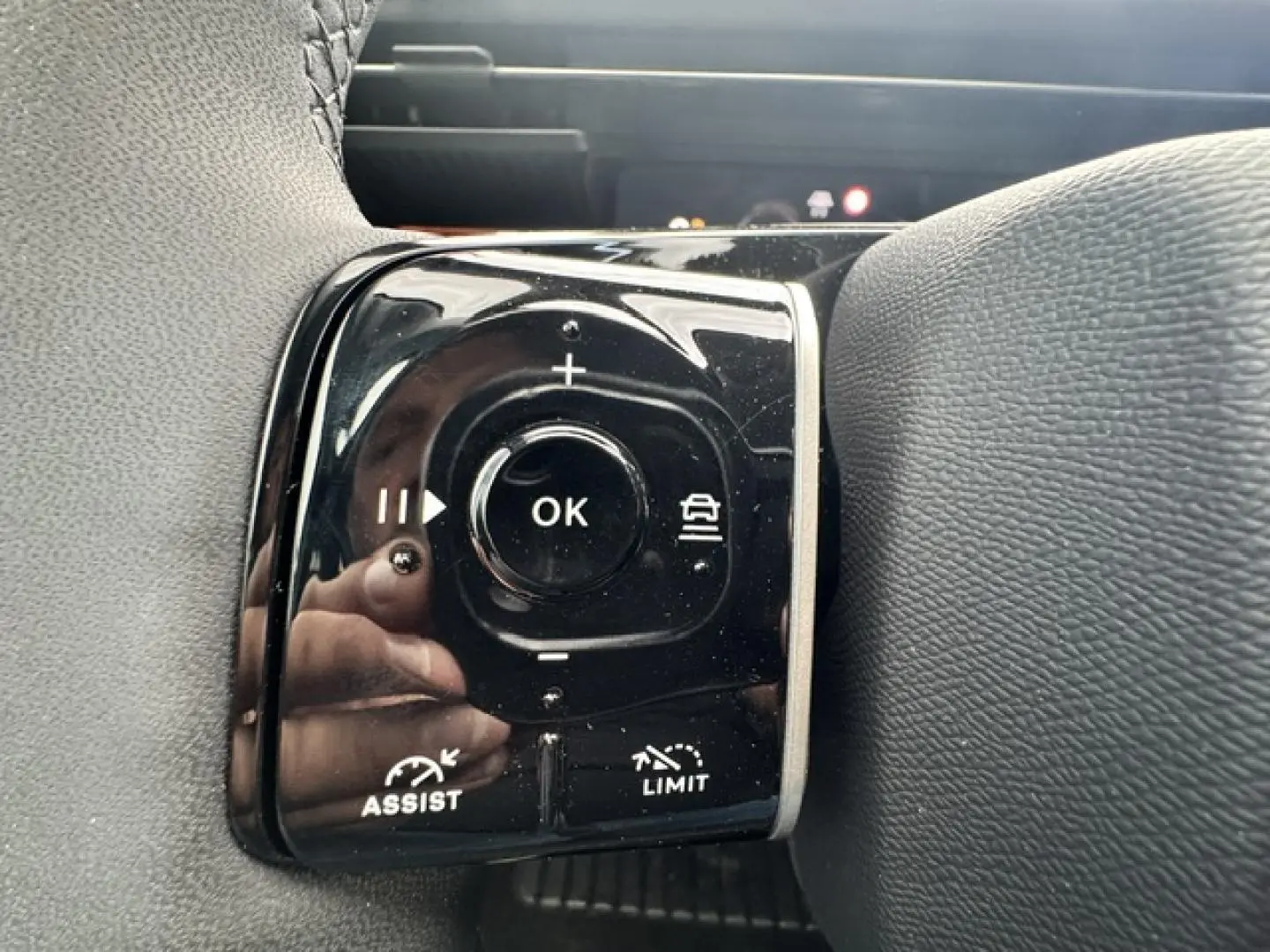 Gros plan sur les commandes noires du volant du Citroën C5 Aircross gris Platinium, avec boutons multifonctions et chrome.