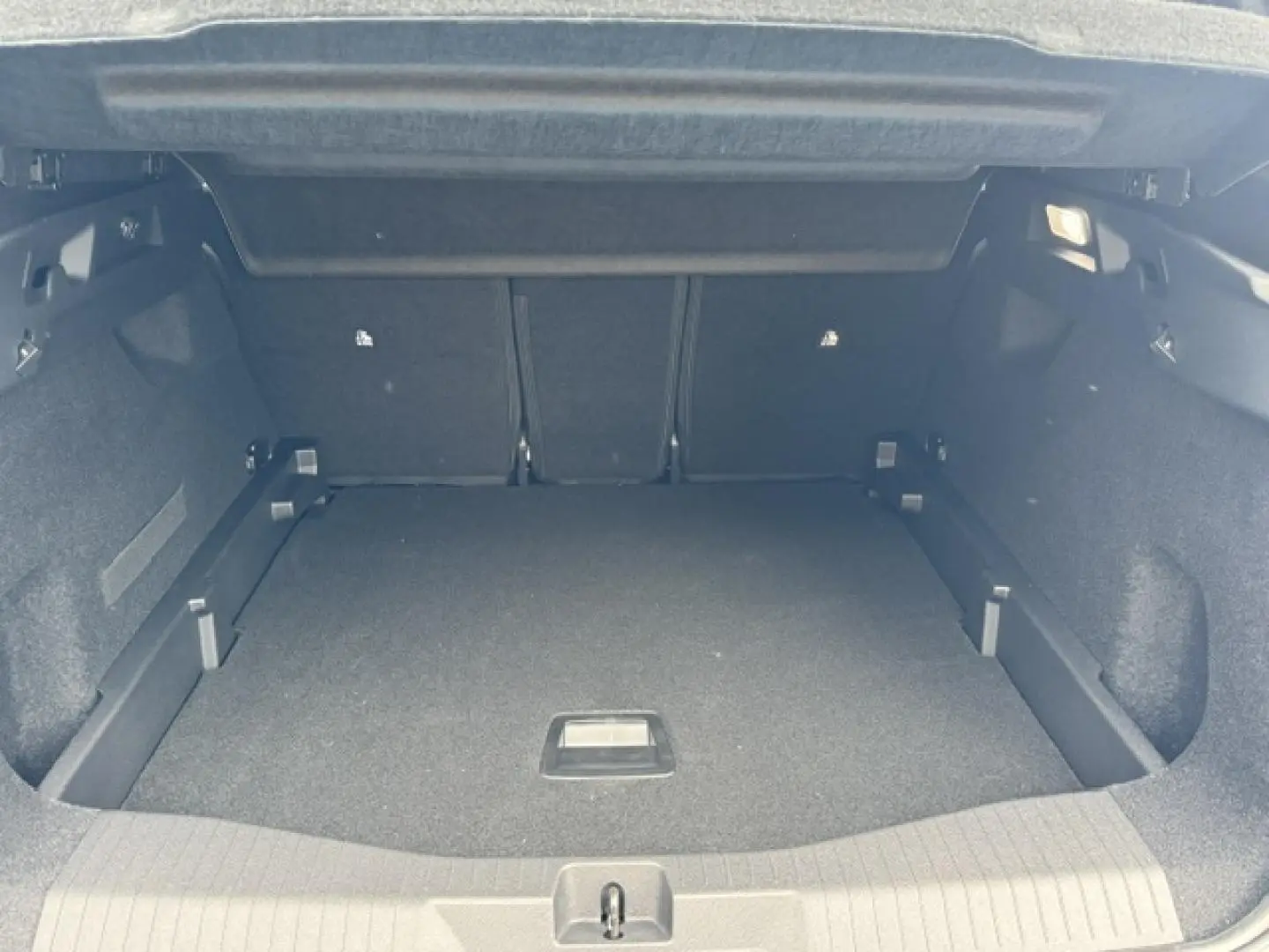 Coffre ouvert du Citroën C5 Aircross gris Platinium, vue intérieure montrant un espace de chargement spacieux et bien fini.