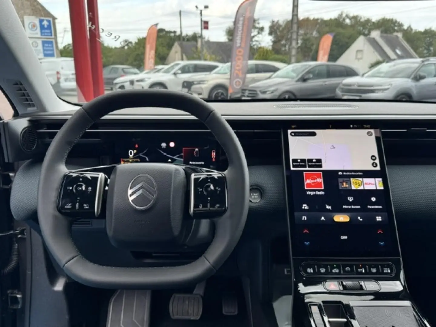 Vue intérieure frontale du tableau de bord et volant du Citroën C5 Aircross gris Platinium avec écran tactile vertical.