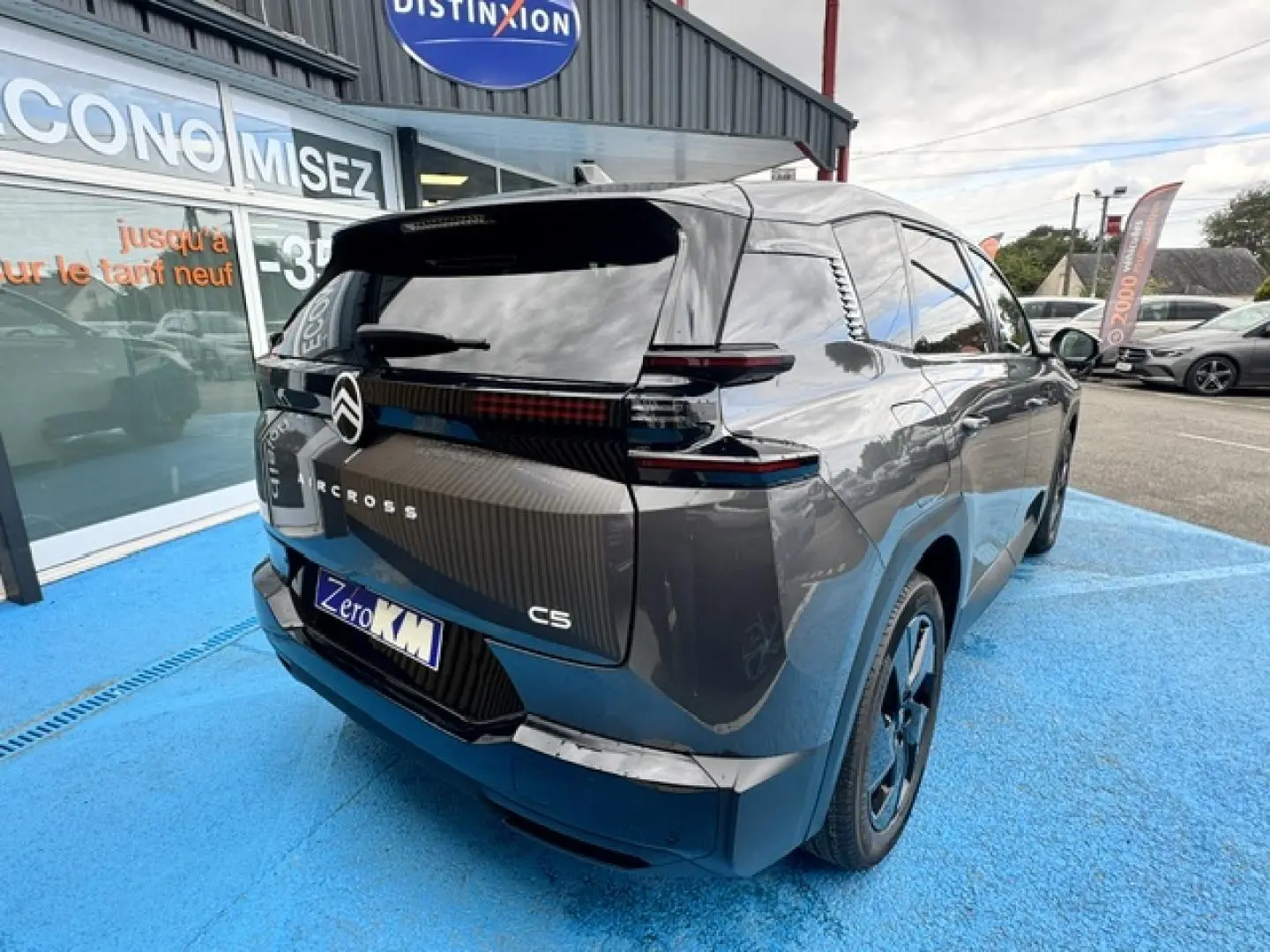 Vue 3/4 arrière droite du Citroën C5 Aircross gris Platinium avec feux arrière LED et jantes alu noires.