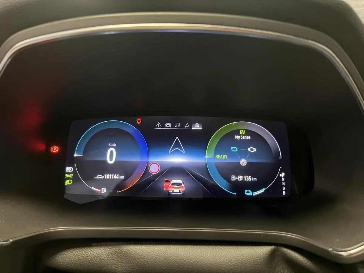 Tableau de bord numérique du Renault Captur 1.6 E-Tech Hybride, affichage vitesse, autonomie et mode EV.