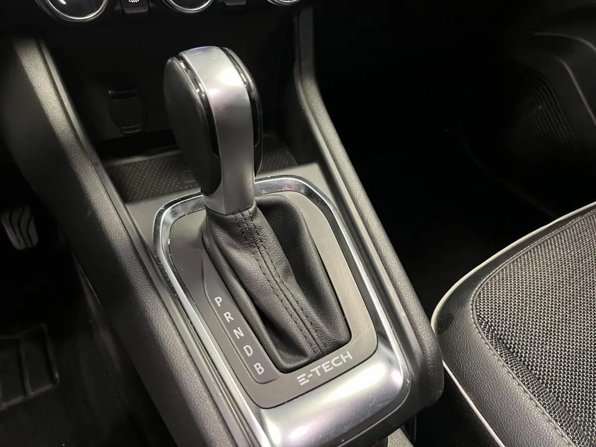 Le levier de vitesses automatique E-Tech du Renault Captur 1.6 hybride rechargeable, vue rapprochée intérieure.