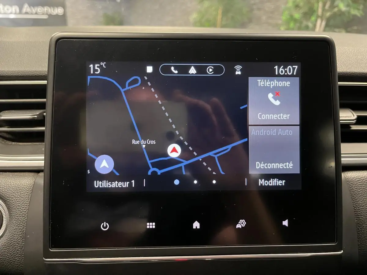 Écran tactile multimédia du Renault Captur 2022 affichant la navigation et options téléphone Android Auto.