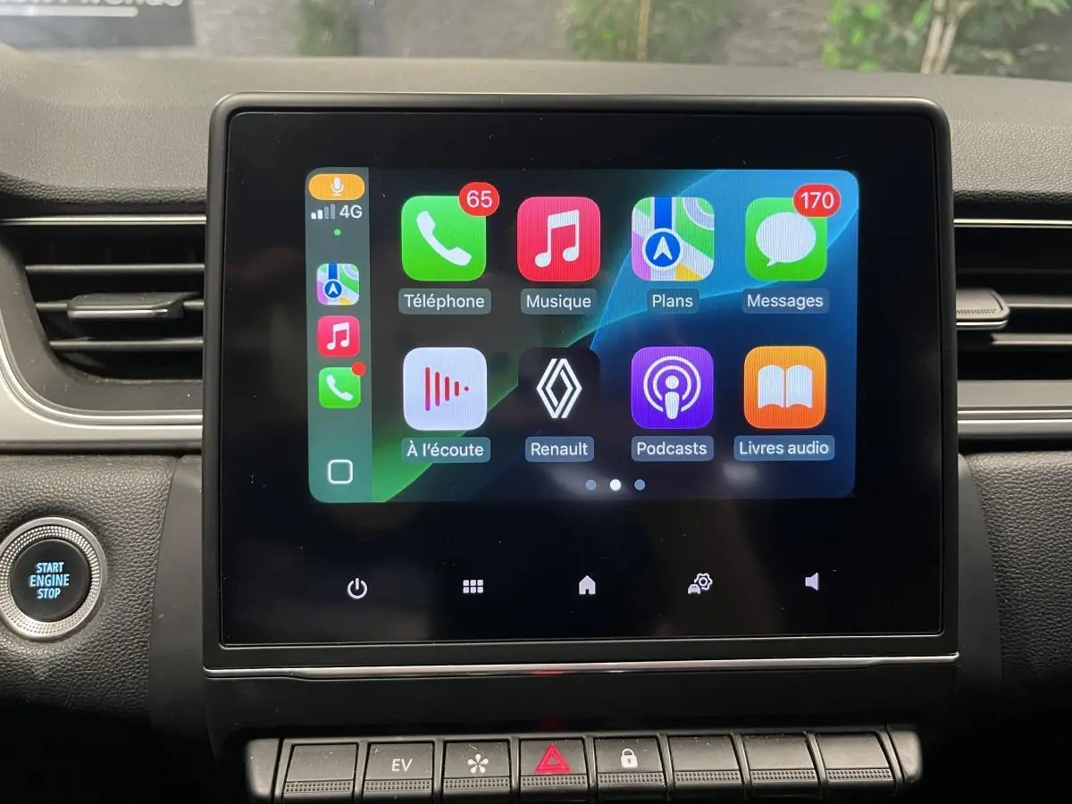 Écran tactile multimédia avec interface smartphone dans le tableau de bord du Renault Captur 1.6 E-Tech Hybride rechargeable.