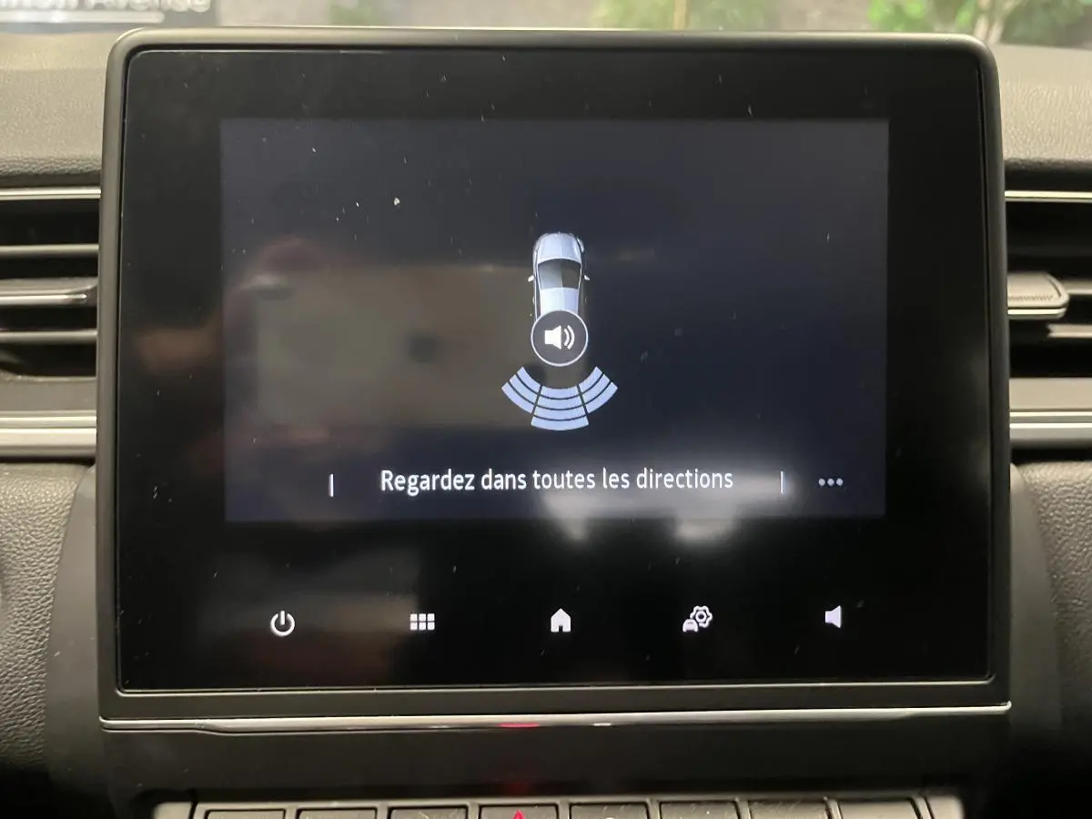 Écran tactile central du tableau de bord du Renault Captur 2022 affichant une alerte de surveillance des alentours.