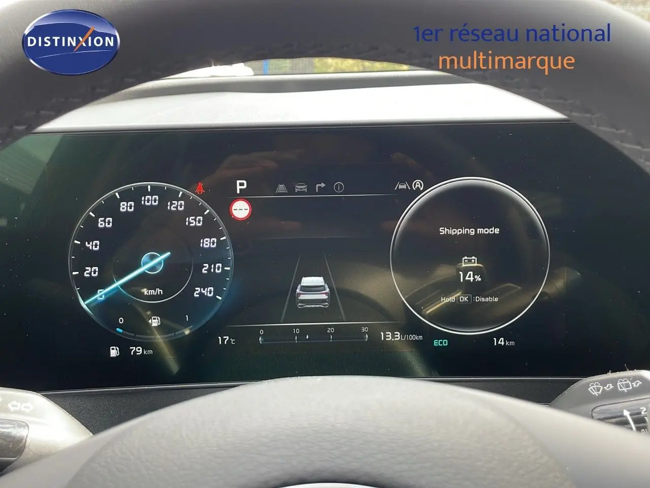 Vue rapprochée du tableau de bord numérique du Kia Sportage 2025, affichant vitesse, autonomie et mode shipping.