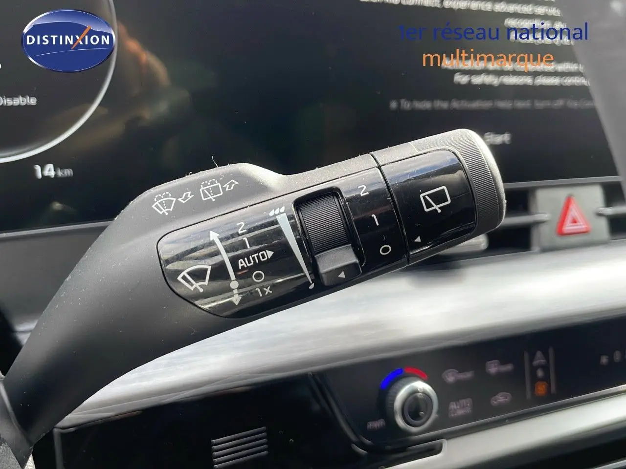 Gros plan sur la commande d'essuie-glace du tableau de bord du KIA Sportage gris foncé 2025, version diesel.