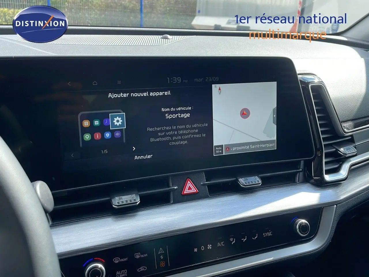 Tableau de bord du Kia Sportage 2025 avec écran tactile central affichant la navigation et les réglages Bluetooth.