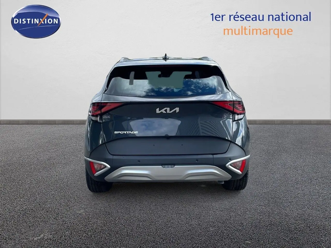 Vue arrière du KIA Sportage 2025 gris foncé métal, mettant en valeur ses feux LED et son pare-chocs argenté distinctif.