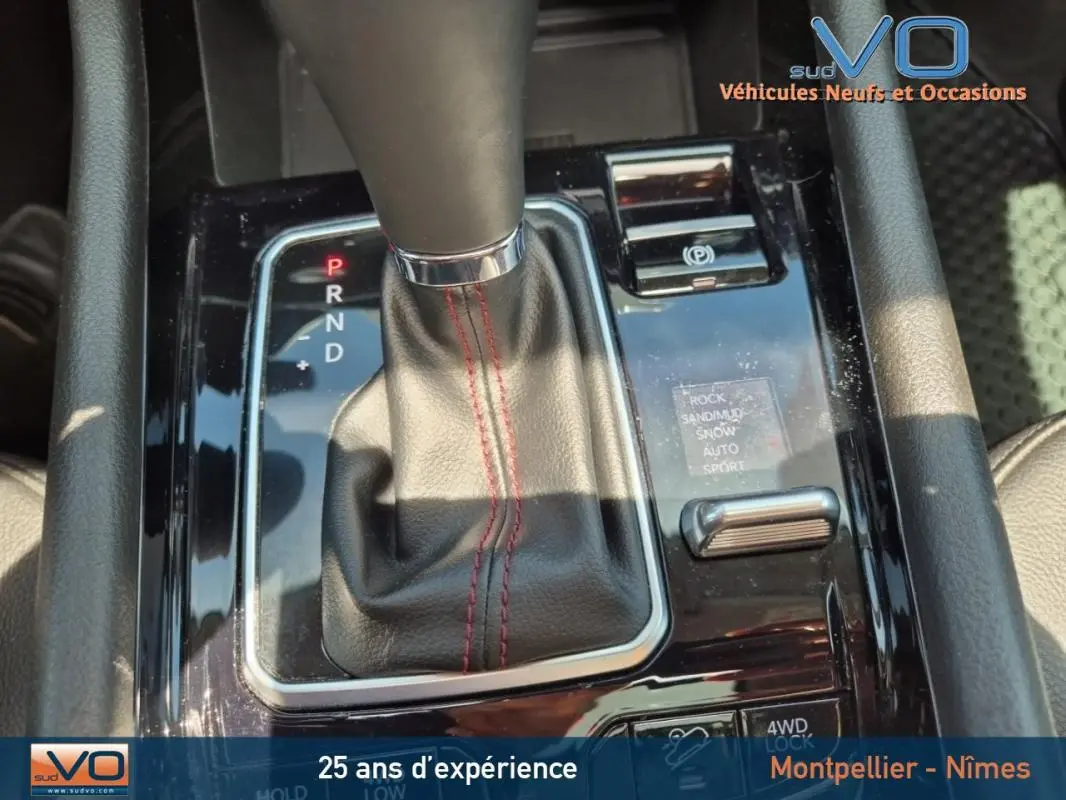 Le levier de vitesses automatique avec surpiqûres rouges du Jeep Compass Trailhawk 2022 en gros plan intérieur