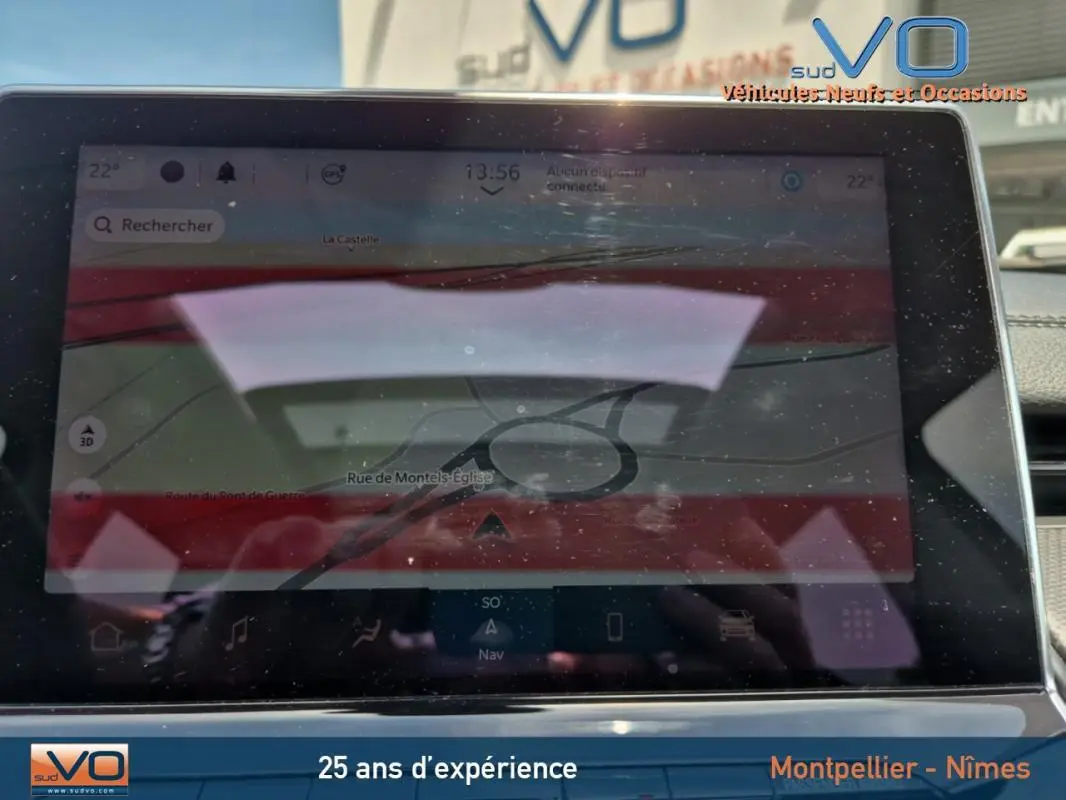 Vue intérieure sur l'écran tactile du système de navigation du Jeep Compass gris foncé Trailhawk 2022