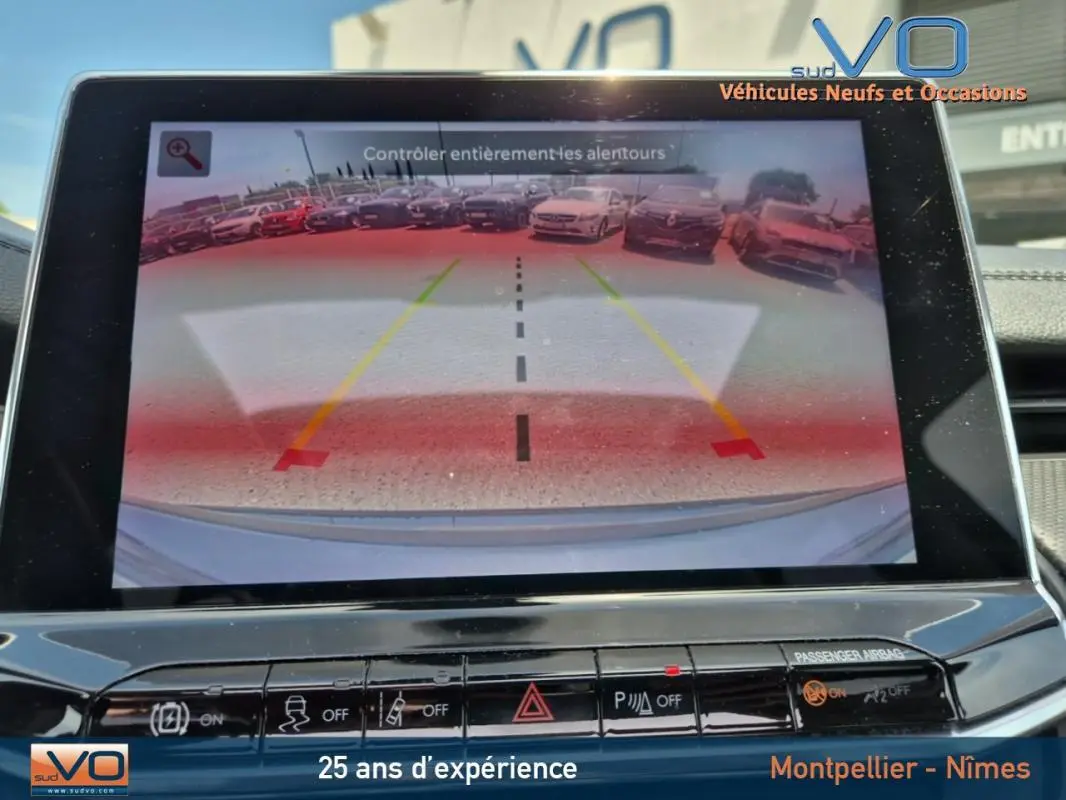 Écran de caméra de recul du Jeep Compass gris foncé 2022 montrant les lignes d’aide au stationnement arrière.