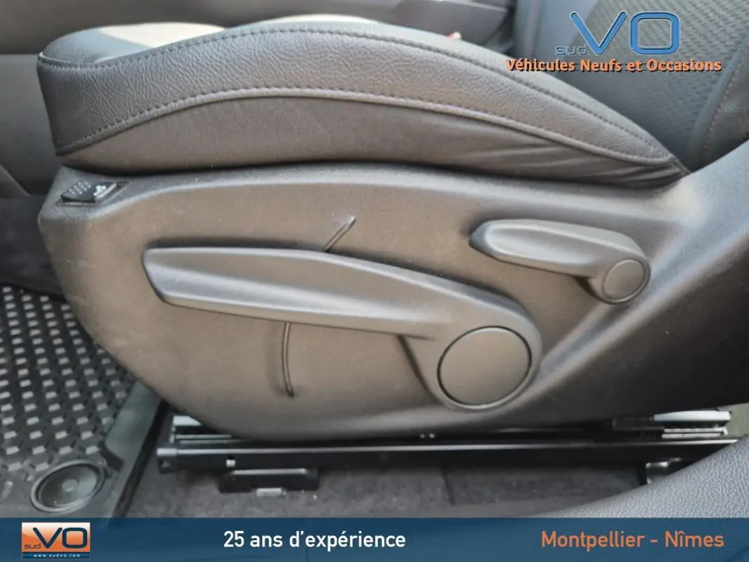 Réglage manuel du siège conducteur en cuir noir dans un Jeep Compass gris foncé Trailhawk 2022.