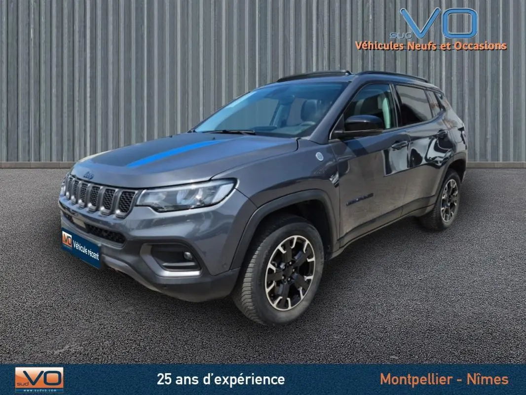 Jeep Compass Trailhawk gris foncé vu en 3/4 avant droit, avec jantes noires et détails robustes 2022.