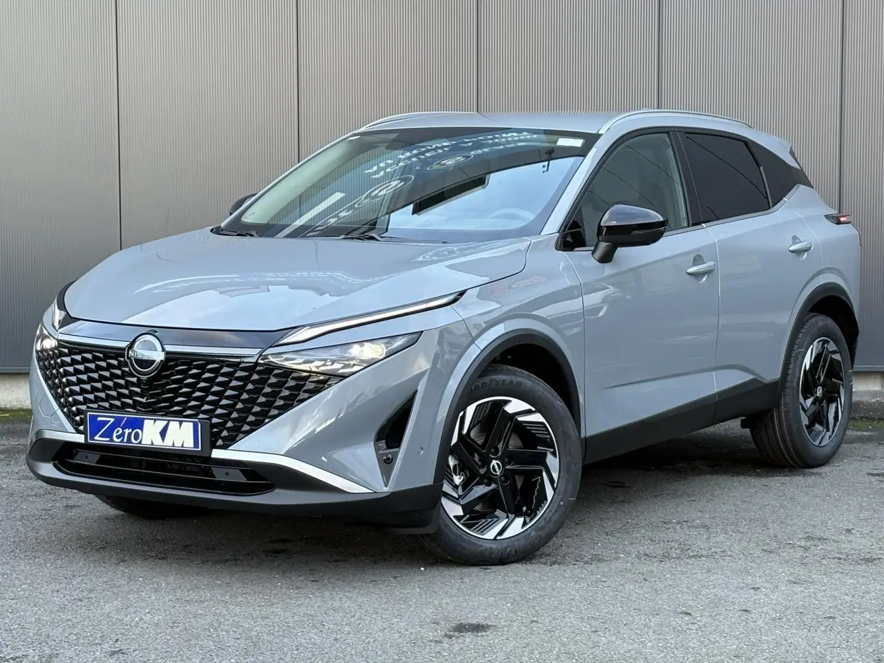 Nissan Qashqai III e-Power gris Ceramic en 3/4 avant droit, avec calandre noire et jantes alliage 18 pouces.