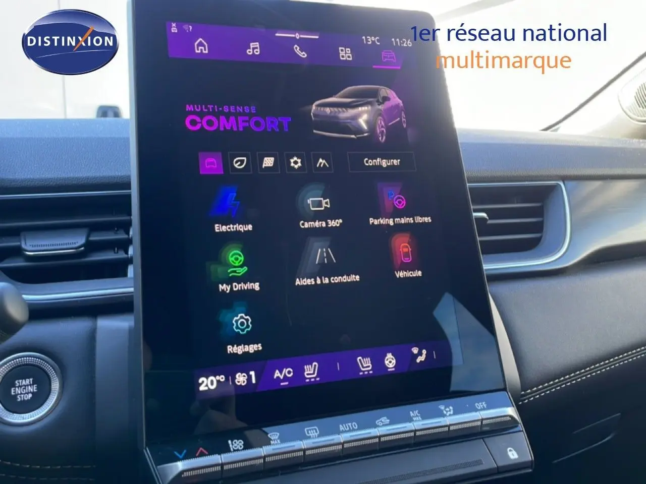 Gros plan sur les commandes de réglage électrique du siège avant en cuir noir du Renault Symbioz bleu Iron Metal.