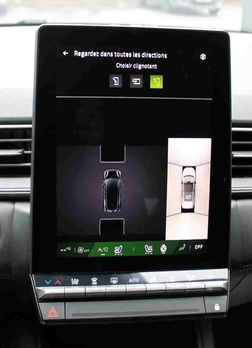 Écran tactile intérieur du Renault Symbioz 2025 affichant la vue caméra 360° et les commandes climatisation.