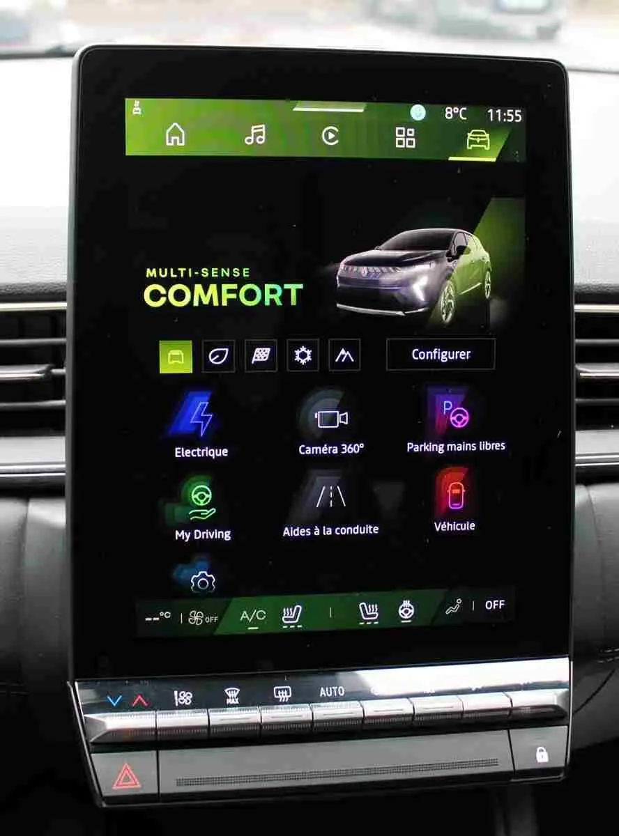 Écran tactile central du tableau de bord montrant le mode Confort et l’icône d’une Renault Symbioz bleu iron metal.