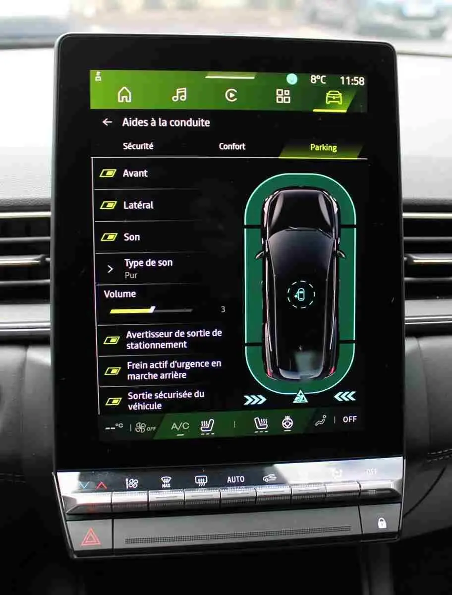 Écran central tactile du Renault Symbioz 2025 affichant les aides à la conduite et la vue 3D du véhicule noir en stationnement.