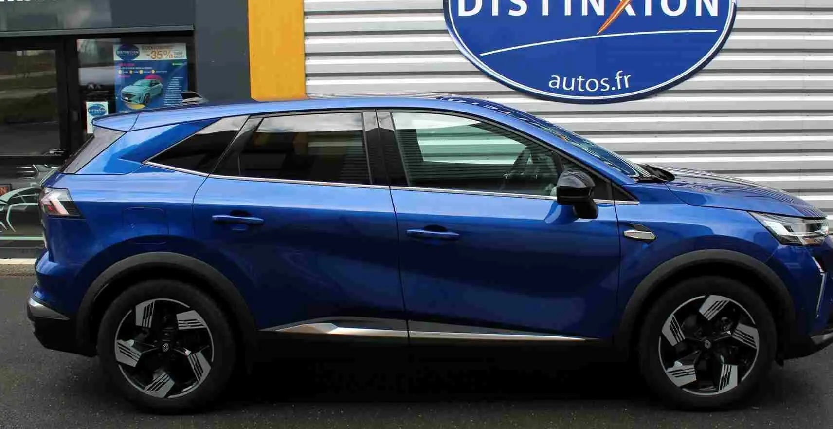 Profil droit du Renault SYMBIOZ 2025 bleu iron metal, SUV hybride avec jantes noires et détails chromés.