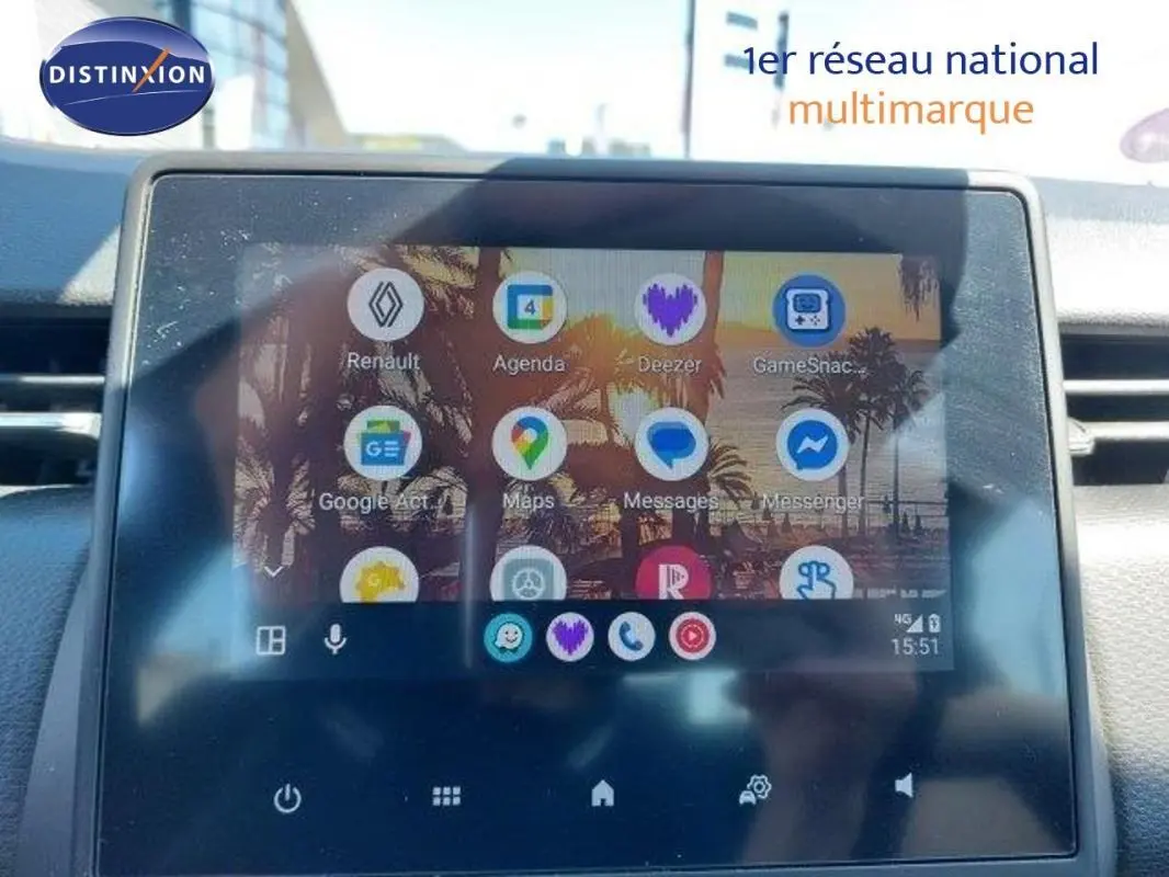 Écran tactile central de la Renault Clio blanche 2021, vue rapprochée du système multimédia avec applications affichées.