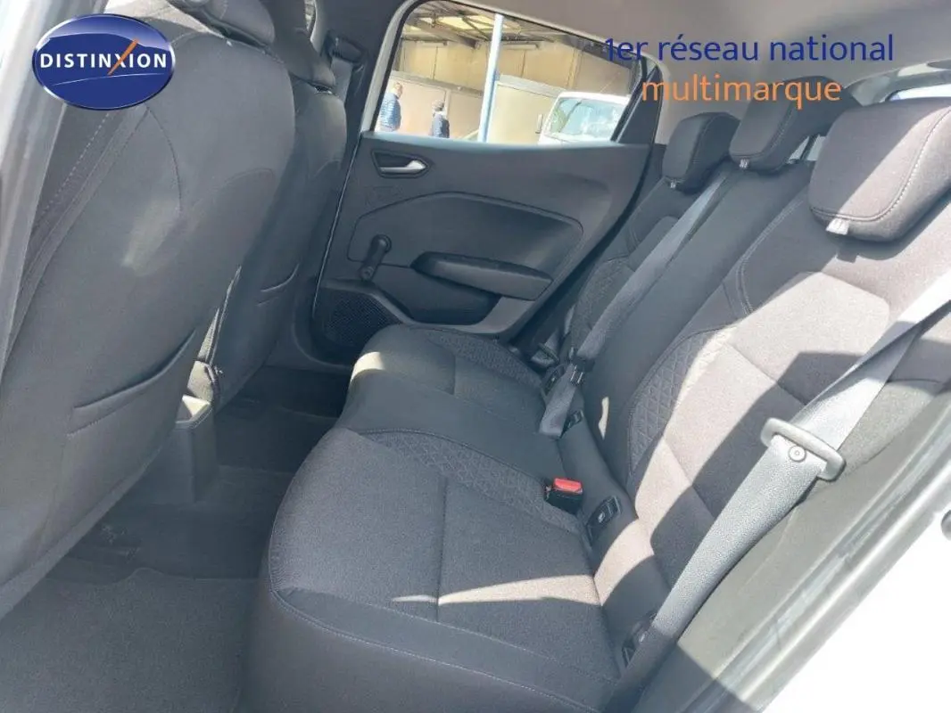 Vue intérieure côté droit des sièges arrière en tissu gris d'une Renault Clio blanche 2021, avec ceinture de sécurité visible.