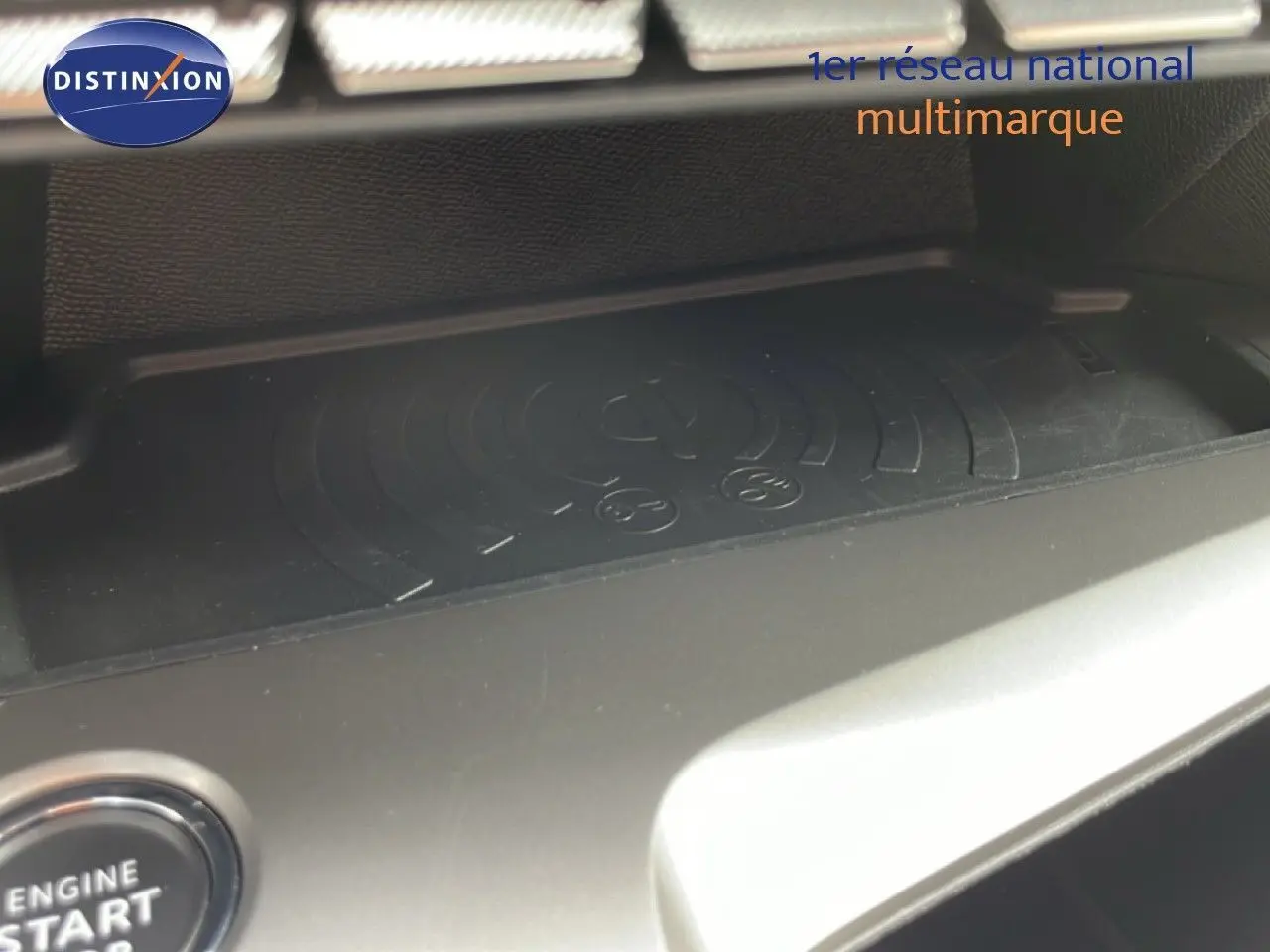 Détail du compartiment intérieur avec surface de charge sans fil dans une Peugeot 308 SW noir métal, vue rapprochée.