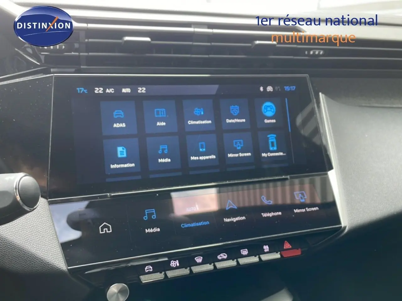 Vue rapprochée de l’écran tactile central du Peugeot 308 SW noir métal, affichant les options multimédia et climatisation.