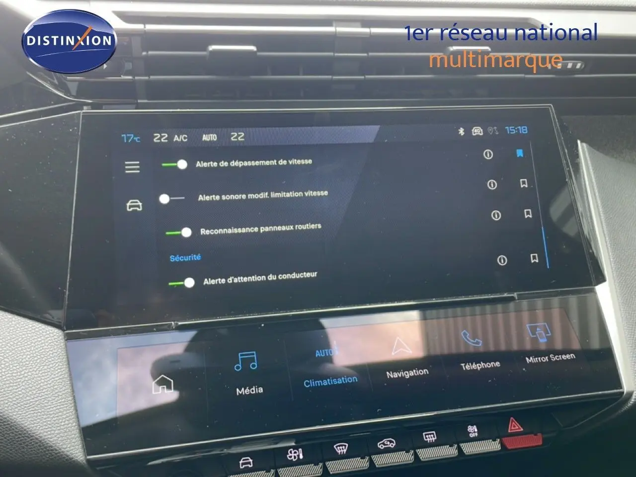 Écran tactile central du tableau de bord de la Peugeot 308 SW Hybrid 2025, affichant les réglages de sécurité et climatisation.