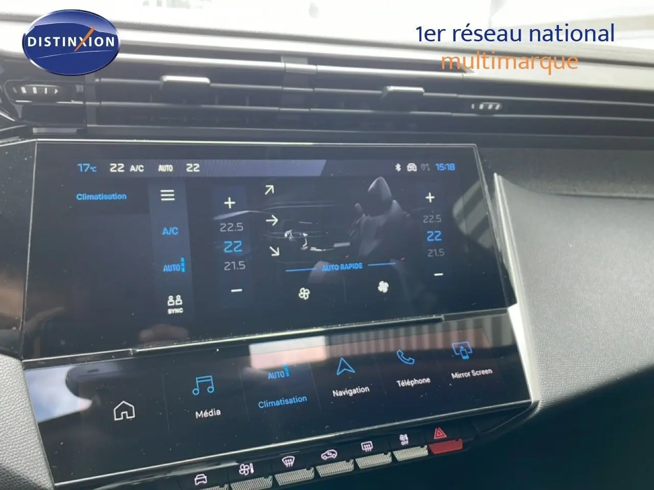 Vue rapprochée de l’écran tactile central de la Peugeot 308 SW Hybrid 2025, affichant les réglages de climatisation.