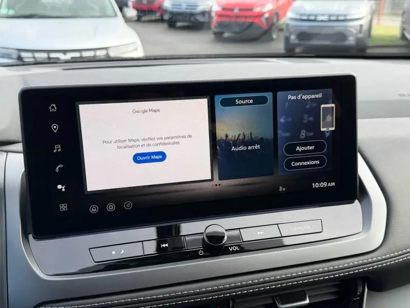Écran tactile central du Nissan Qashqai Hybrid e-POWER 2025 montrant l'interface Google Maps et commandes audio, intérieur noir.