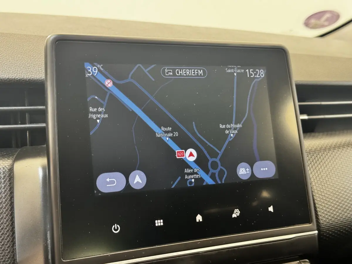 Écran tactile central affichant la navigation 3D dans l’habitacle d’une Renault Clio Business E-TECH 140 gris clair.