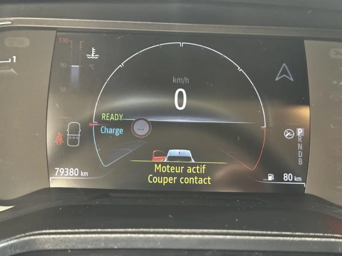 Affichage numérique du combiné instruments de la Renault Clio Business E-TECH 140, vue frontale du tableau de bord.