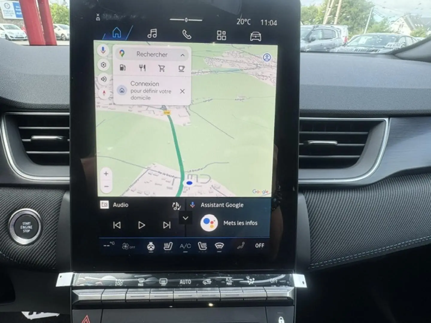 Vue rapprochée de la console centrale du Renault Symbioz 2026, écran tactile GPS et boutons de commande noirs.