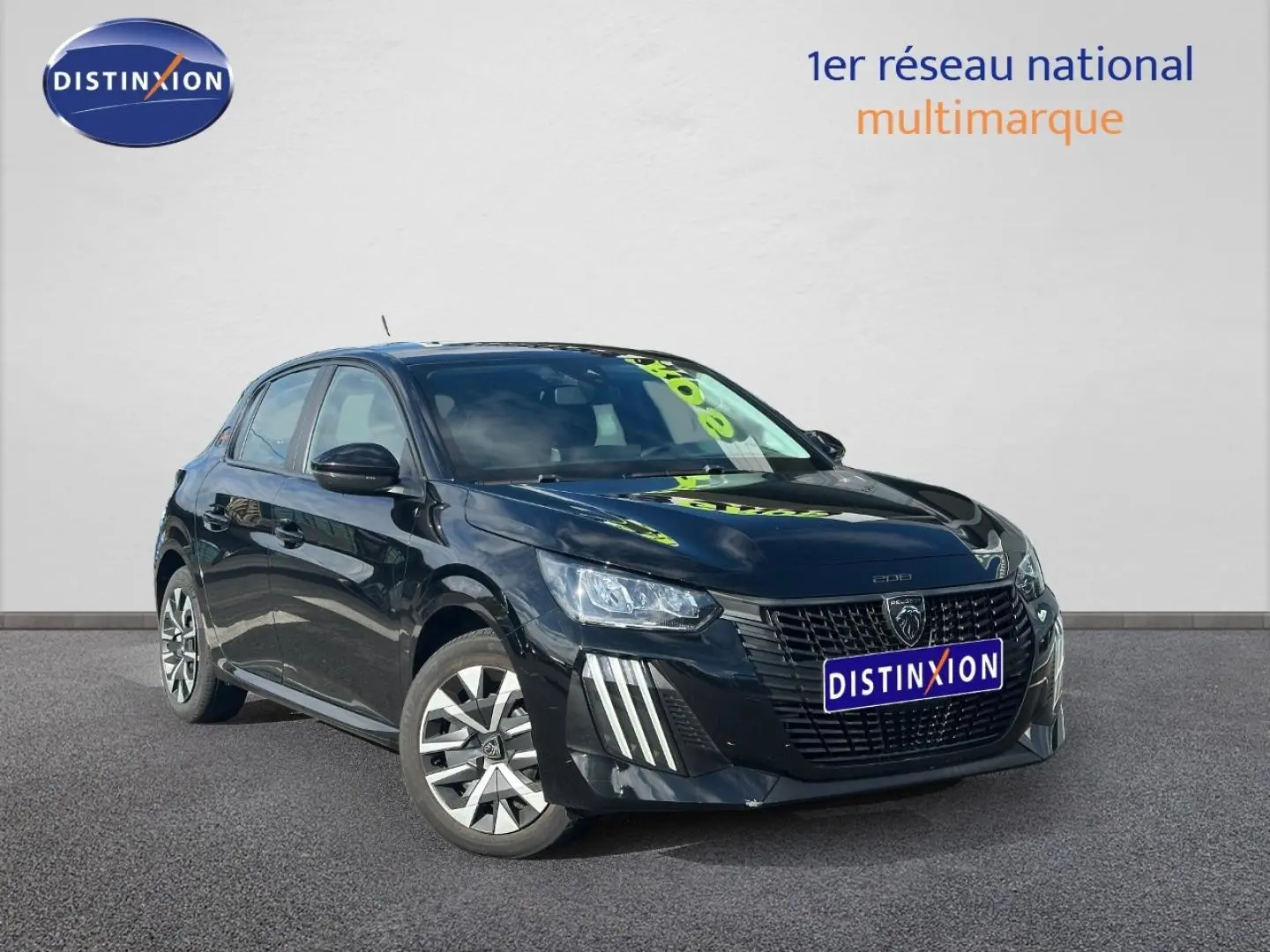 Peugeot 208 hybride noir Perla Nera vue 3/4 avant, avec calandre distinctive et feux LED verticaux.