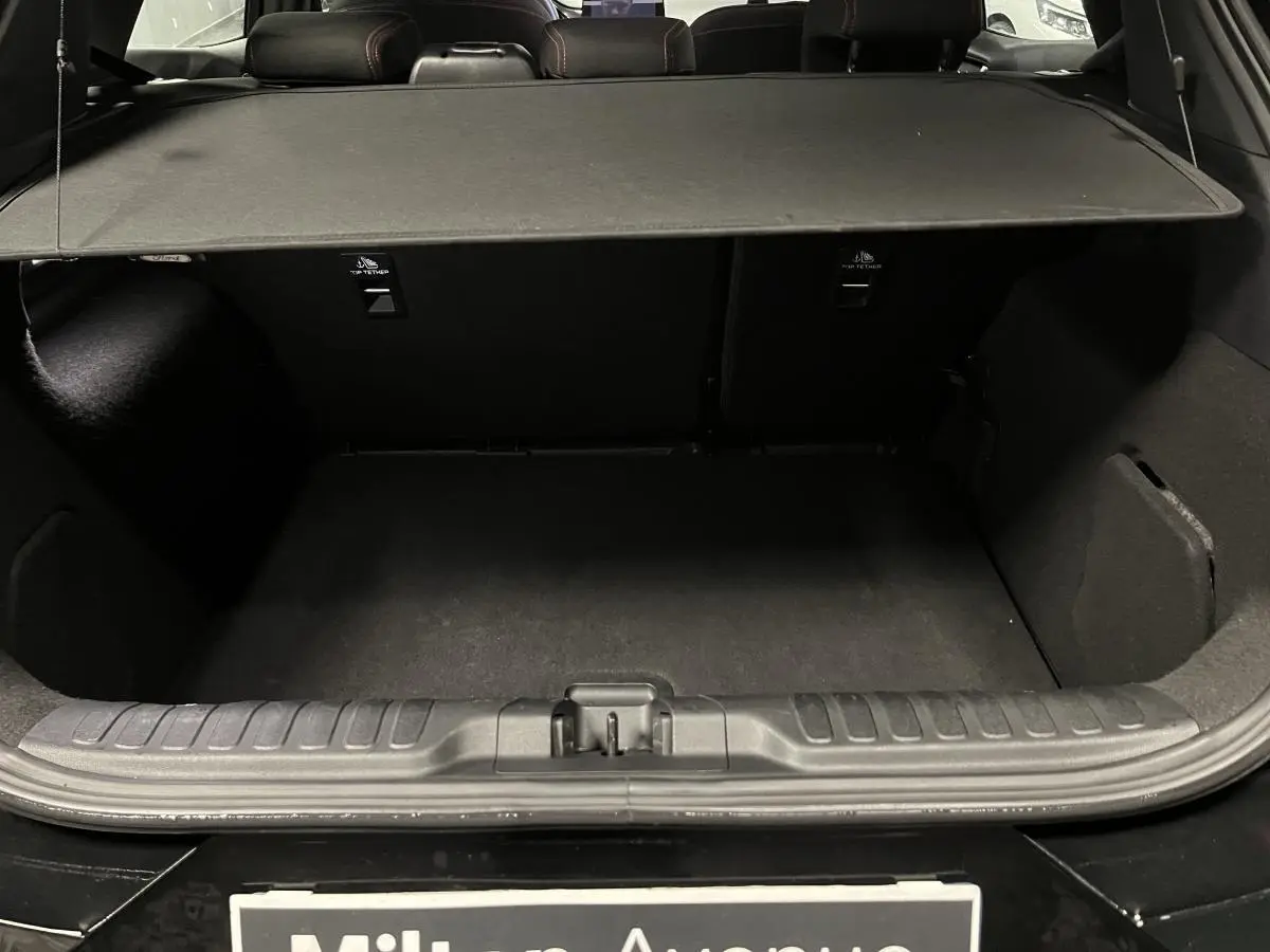 Coffre ouvert noir du Ford Puma 2023, vue arrière montrant la plage arrière et banquette rabattable.