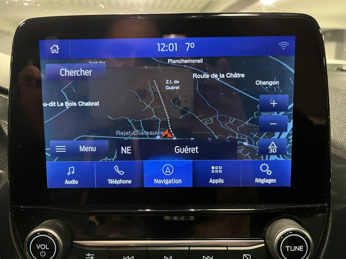 Écran tactile central du Ford Puma 2023 montrant la navigation GPS avec interface Ford SYNC 3 en mode carte.
