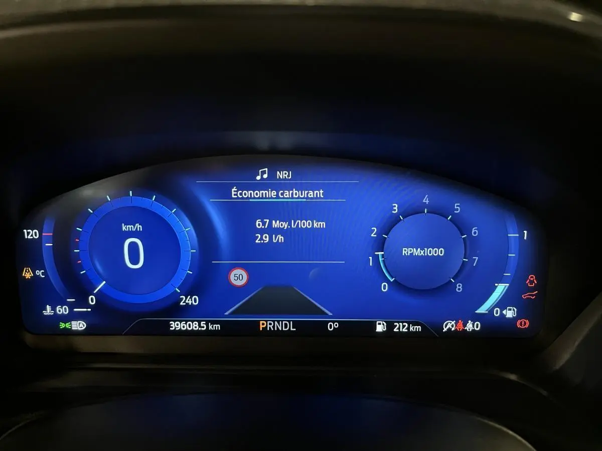 Combiné d'instrumentation numérique bleu du Ford Puma 2023 affichant vitesse, régime moteur et économie de carburant.