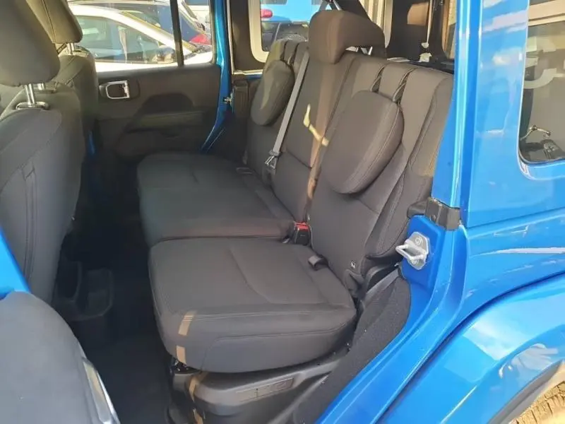 Vue intérieure côté droit sur la banquette arrière noire du Jeep Wrangler Hydro Blue 2021 avec portes ouvertes.