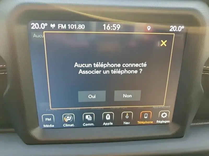 Écran tactile central du Jeep Wrangler Hydro Blue affichant l'option d'association d'un téléphone, intérieur noir.