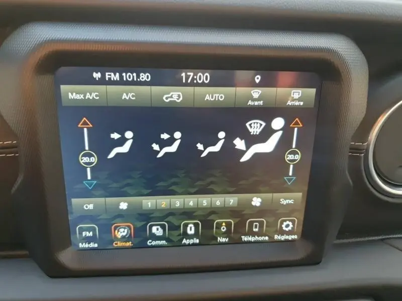 Écran tactile central du tableau de bord de la Jeep Wrangler 2021 affichant les réglages de climatisation automatique.