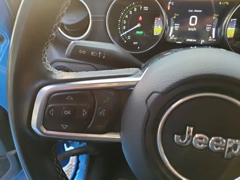 Gros plan sur le volant cuir multifonction et le tableau de bord numérique du Jeep Wrangler Hydro Blue 2021.