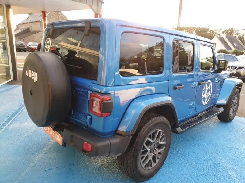 Jeep Wrangler Hydro Blue vue 3/4 arrière droit avec roue de secours et logo étoile militaire sur la porte.