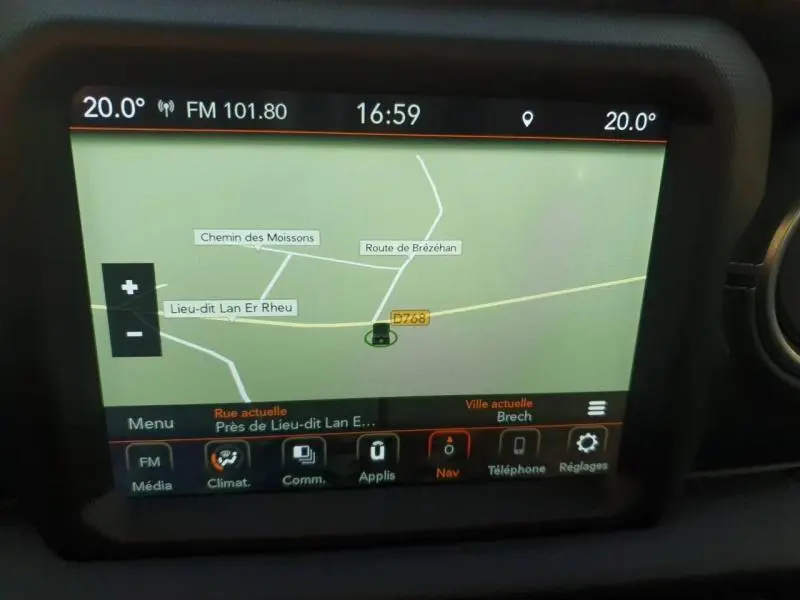 Écran tactile central du Jeep Wrangler 2021 affichant la navigation GPS avec carte et options multimédia visibles.