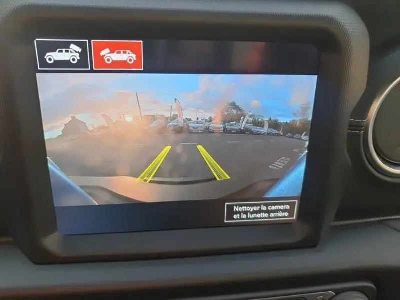 Affichage de la caméra de recul sur écran intérieur du Jeep Wrangler Hydro Blue, avec lignes de guidage jaunes visibles.